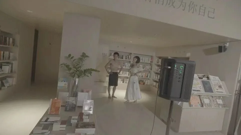 演后文章中的现场全景,观众与表演区域同处画面