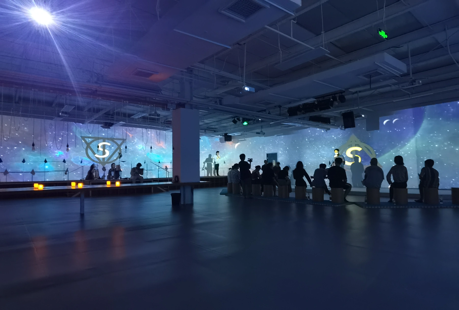 项目介绍第6页采用的仪式表演场景；墙面可见最终解决方案标识，具体场次与拍摄日期未核