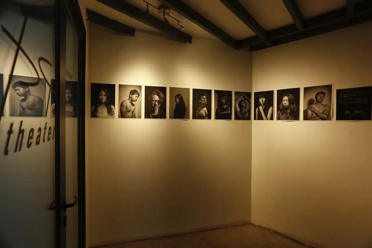 室内展墙上并排陈列的人像摄影作品